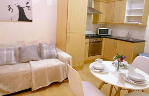 Chelsea Riverside Apartment | Soothing apartment with AC in beautiful London