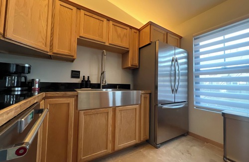 Willow Park House | Soothing Soak, Modern Romantic Luxury Townhome!