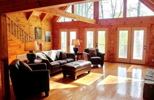 Bryson City House | Sophie's Choice ~ Secluded Luxury Log Cabin w/Hot Tub + Pool Table
