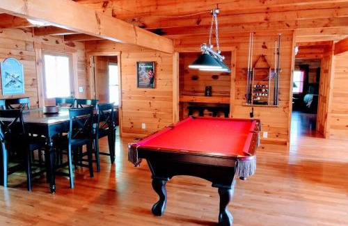 Bryson City House | Sophie's Choice ~ Secluded Luxury Log Cabin w/Hot Tub + Pool Table