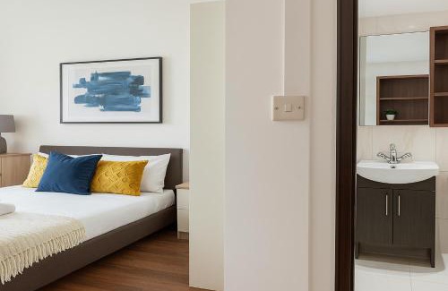 Acton Apartment | Sophisticated 2 Bed Flat with Balcony in Acton
