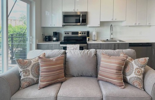 Uptown Apartment | Sophisticated Downtown Studio