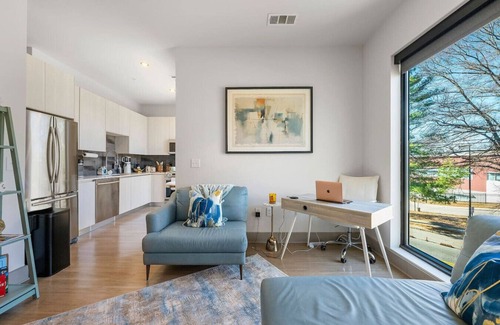 Home Park Apartment | Sophisticated Midtown Apartment w/Gym and Pool