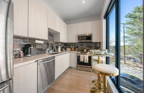Home Park Apartment | Sophisticated Midtown Apartment w/Gym and Pool