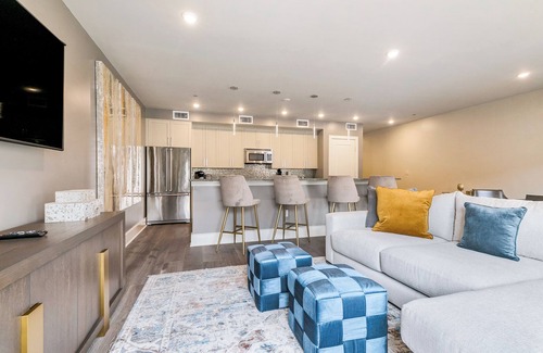 Central Business District Condo | 🎺SOPHISTICATED SOUTHERN PENTHOUSE DOWNTOWN CONDO! Large Living Area + Spacious Private Terrace!