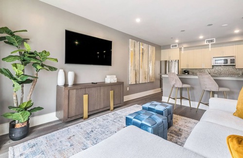 Central Business District Condo | 🎺SOPHISTICATED SOUTHERN PENTHOUSE DOWNTOWN CONDO! Large Living Area + Spacious Private Terrace!