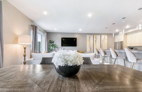 Central Business District Condo | 🎺SOPHISTICATED SOUTHERN PENTHOUSE DOWNTOWN CONDO! Large Living Area + Spacious Private Terrace!
