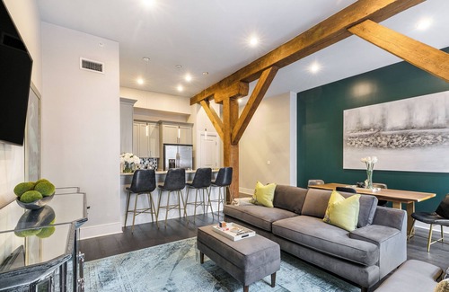 Lower Garden District Condo | 💚SOPHISTICATED SOUTHERN STYLE DOWNTOWN! LG Living Area + Spacious Private Balcony! | The Pelican