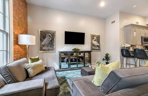 Lower Garden District Condo | 💚SOPHISTICATED SOUTHERN STYLE DOWNTOWN! LG Living Area + Spacious Private Balcony! | The Pelican