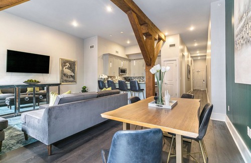 Lower Garden District Condo | 💚SOPHISTICATED SOUTHERN STYLE DOWNTOWN! LG Living Area + Spacious Private Balcony! | The Pelican