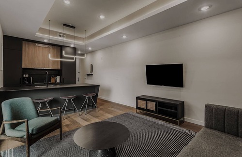 Logan Square Apartment | Sosuite 1bed Apt w Roof Deck, Gym, Laundry