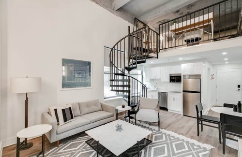 Center City East Apartment | Sosuite | 1BR Corner Loft w Park View, Gym, Lounge