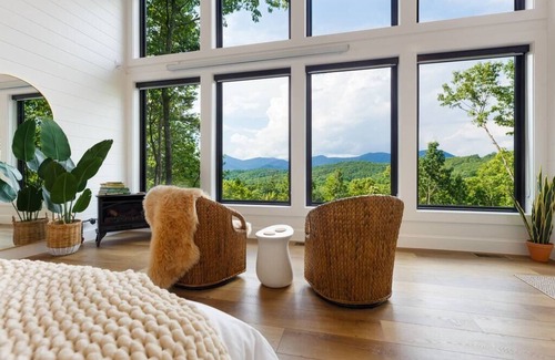 Dahlonega House | Sourwood, Alpine Cabin -Views! Outdoor shower, hot tub, more!