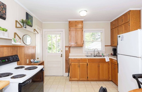 Oxford House | South End Zone on 11th by Apex Short Term Stays