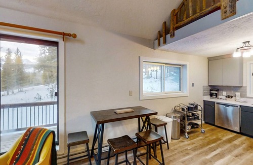 Winterwood Cabin | South-facing mountain-view cabin with deck, grill, fireplace & private hot tub