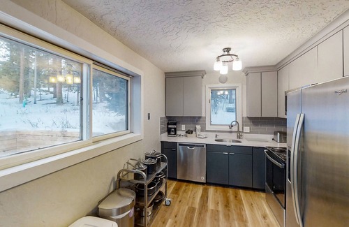 Winterwood Cabin | South-facing mountain-view cabin with deck, grill, fireplace & private hot tub