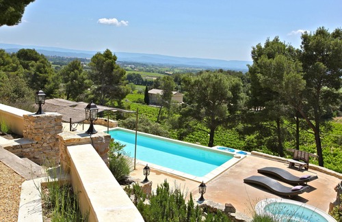 Beaumes-de-Venise Villa | South-facing Provencal villa. Dominant view. Swimming pool open from April to October