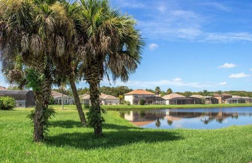 Crescent Lakes House | South Facing Pool with Lake View - Ideal for Families & Couples