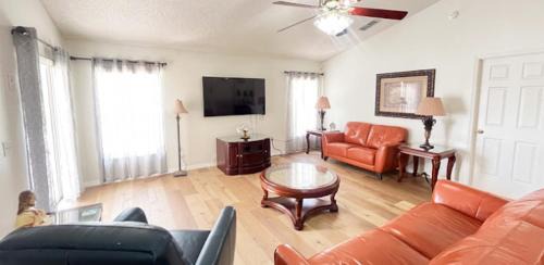 Crescent Lakes House | South Facing Pool with Lake View - Ideal for Families & Couples