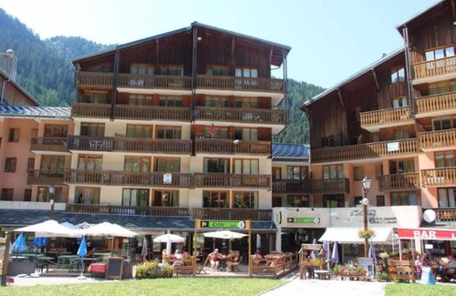 Valfrejus Apartment | South-facing snow front 1st floor facing gondola