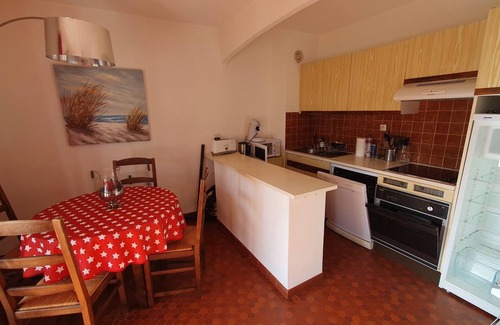 La Croix-Valmer Apartment | South-facing T2 apartment in village center with parking, swimming pool and tennis court.