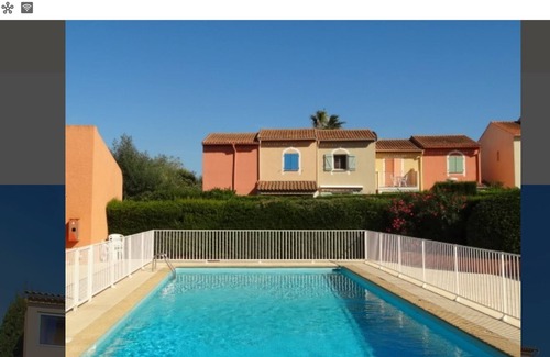 La Croix-Valmer Apartment | South-facing T2 apartment in village center with parking, swimming pool and tennis court.