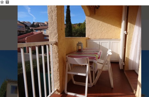 La Croix-Valmer Apartment | South-facing T2 apartment in village center with parking, swimming pool and tennis court.