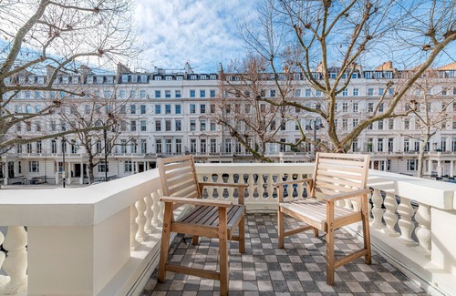 South Kensington Apartment | South Kensington Deluxe One Bedroom Apartment with Balcony