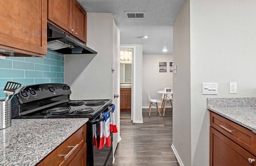 South Lamar Apartment | South Lamar Center | 10 mins to Down Town | Pool