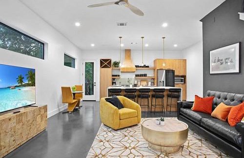 South Lamar Apartment | South Lamar Luxe Creekside Retreat with POOL