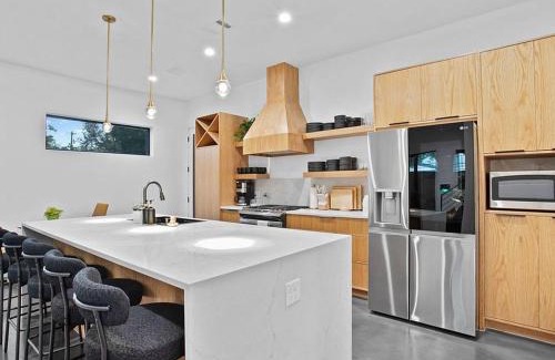 South Lamar Apartment | South Lamar Luxe Creekside Retreat with POOL