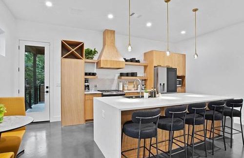 South Lamar Apartment | South Lamar Luxe Creekside Retreat with POOL