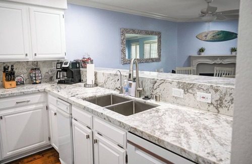 South Mission Beach Condo | South Mission Beach 2 Bedrooms/2 Bathrooms with View & Garage