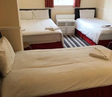 Westcliff-on-Sea House | Southend Guest House - Close to Beach, Train Station & Southend Airport