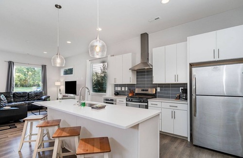 Sugar Creek House | Southern Chic Getaway – 4BA Comfort