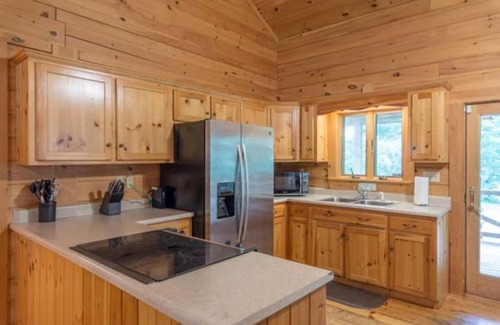 McArthur Cabin | Southern Comfort Cabin- 8 Guests, 3 BR, 2.5 BA, Hot Tub, WiFi- Hocking Hills