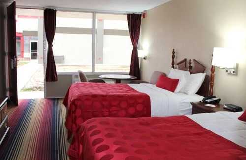 Perry House | Southern Hospitality! Pool, Near Fort Valley State University, Free Parking!