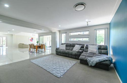 Dubbo House | Southlakes Haven - Lake Views, Pet Friendly
