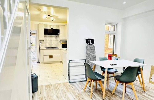 Southsea House | Southsea 4-Bed Seaside Retreat- Sleeps 11 & Garden