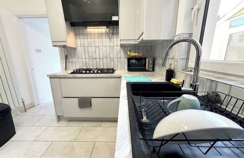 Southsea House | Southsea 4-Bed Seaside Retreat- Sleeps 11 & Garden