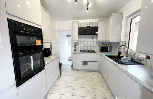 Southsea House | Southsea 4-Bed Seaside Retreat- Sleeps 11 & Garden