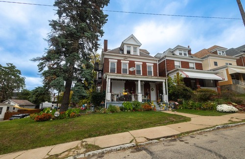 Pittsburgh Apartment | Southside apartment 2 bedroom and Pet-friendly 10 minutes from downtown