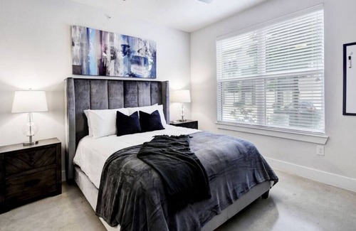 King William Apartment | Southtown Modern | Pool | Netflix | Coffee + Tea