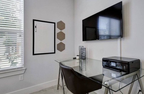 King William Apartment | Southtown Modern | Pool | Netflix | Coffee + Tea