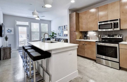 King William Apartment | Southtown Modern | Pool | Netflix | Coffee + Tea