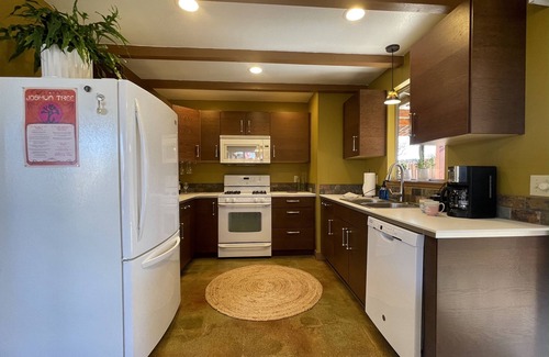 Twentynine Palms House | Southwest Modern ツ Private Pool ❤︎ 3 miles to north gate JTNP ツ AC ❤︎ Fireplace