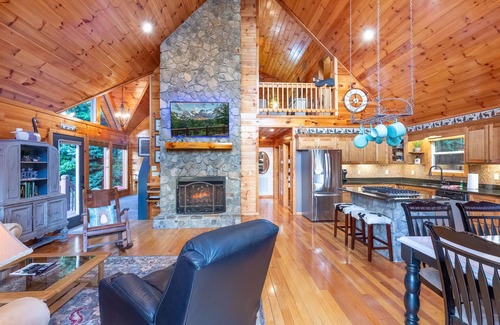 Cherokee House | Southwind - Stunning Mountain Cabin Located Between Bryson City and Sylva!