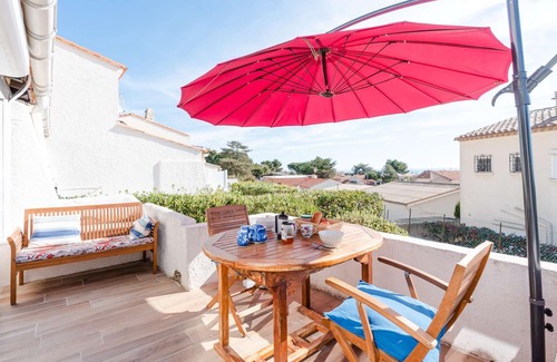 Saint-Pierre-la-Mer House | SP25-Cosy air-conditioned family house with WIFI access included and sea view