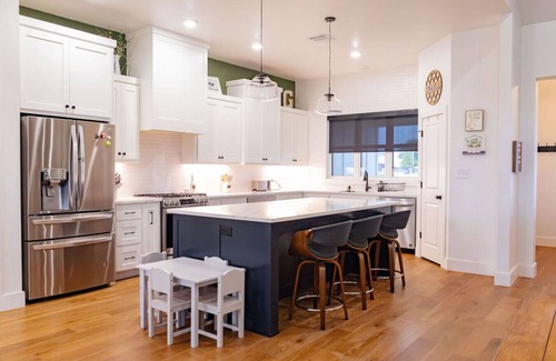 McLennan County Apartment | Spa 2 LR Stocked Kitchen Near Baylor 5 Acres