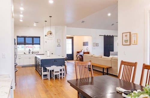 McLennan County Apartment | Spa 2 LR Stocked Kitchen Near Baylor 5 Acres